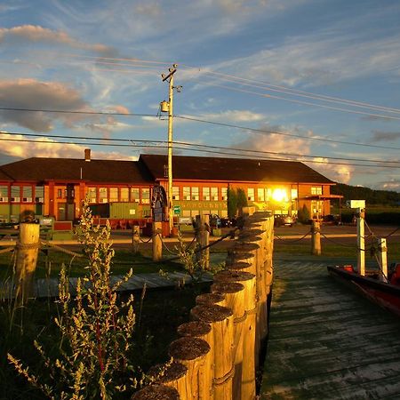 Auberge Internationale La Vieille Ecole Sainte Anne des Monts Екстер'єр фото