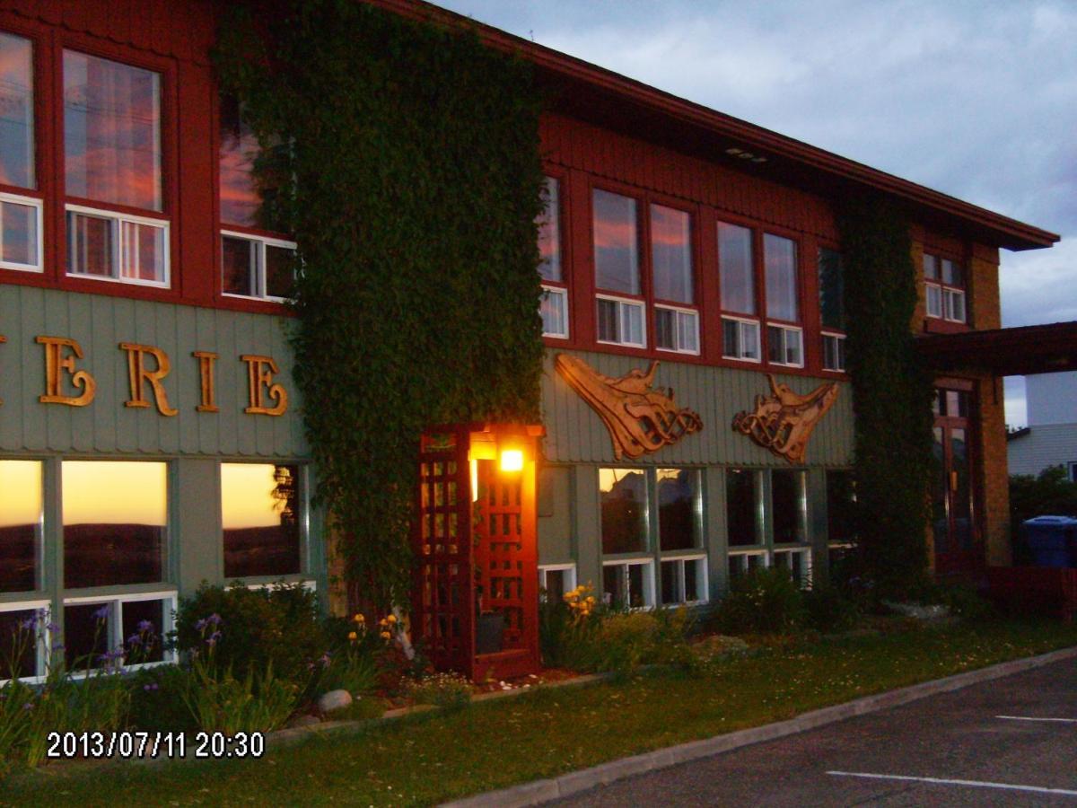 Auberge Internationale La Vieille Ecole Sainte Anne des Monts Номер фото