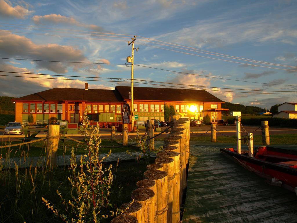 Auberge Internationale La Vieille Ecole Sainte Anne des Monts Екстер'єр фото